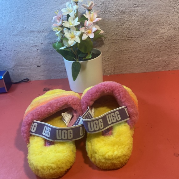Girls Ugg slippers SZ 3 - Picture 3 of 7